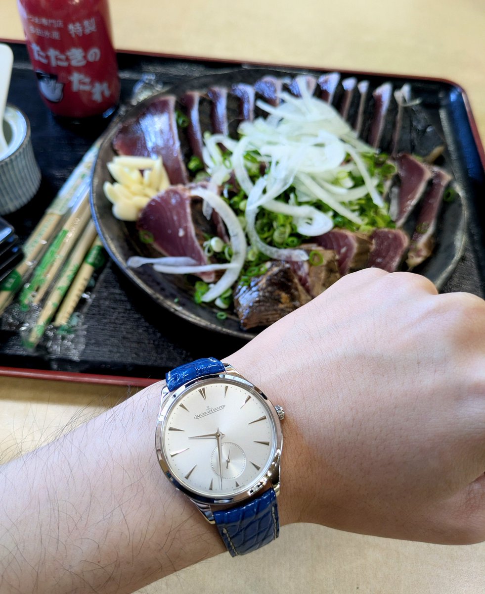 netarou4101's tweet photo. 須崎でカツオのたたきを頂きます✨
目の前で藁焼きされていて迫力満点でした！
もっちりとした身と藁焼きの香りで抜群に美味しいですね😇😇😇 https://t.co/78tXkofJyR