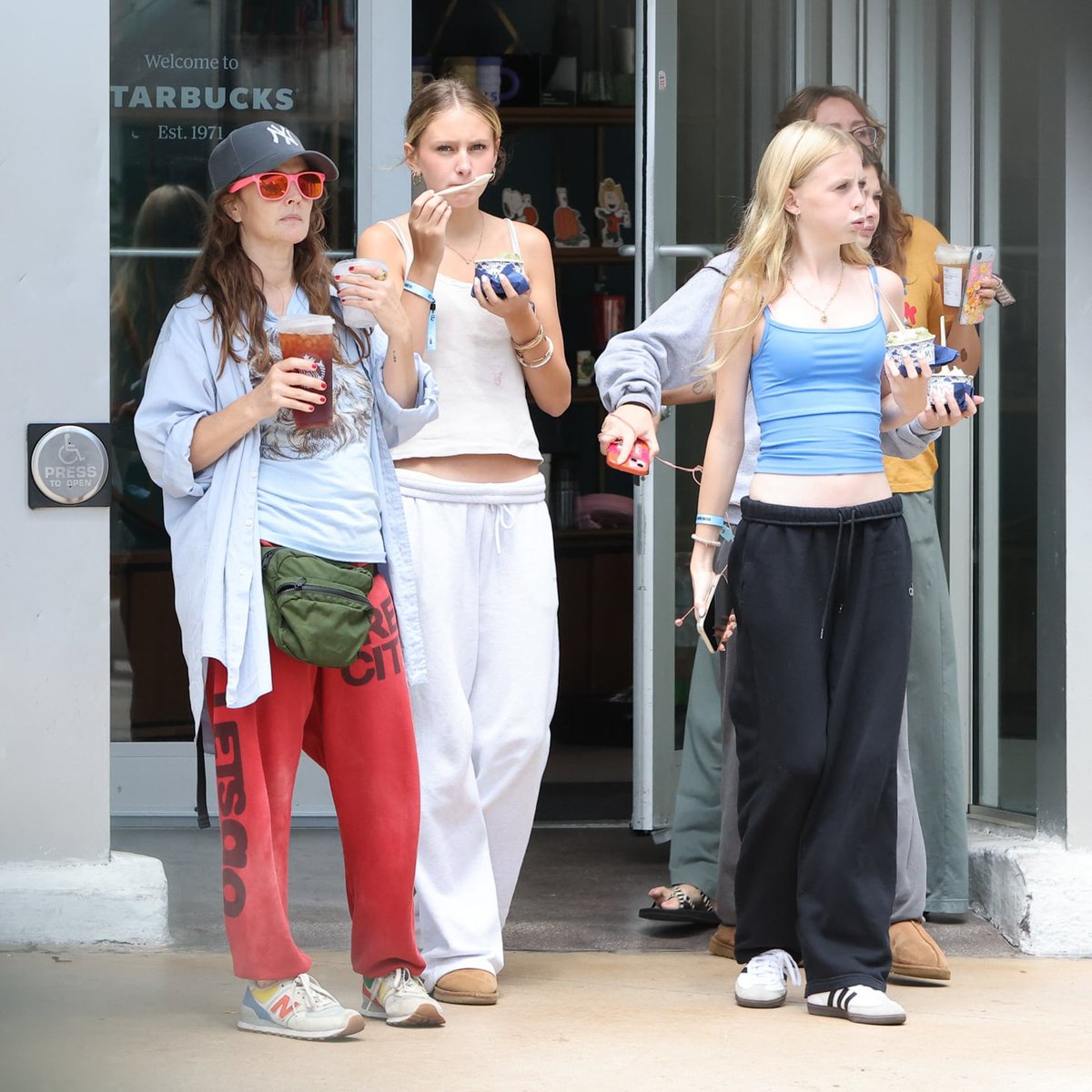 ThoughtCatalog's tweet photo. Drew Barrymore steps out for coffee with her daughters in Miami. https://t.co/DVe9R7v0YG