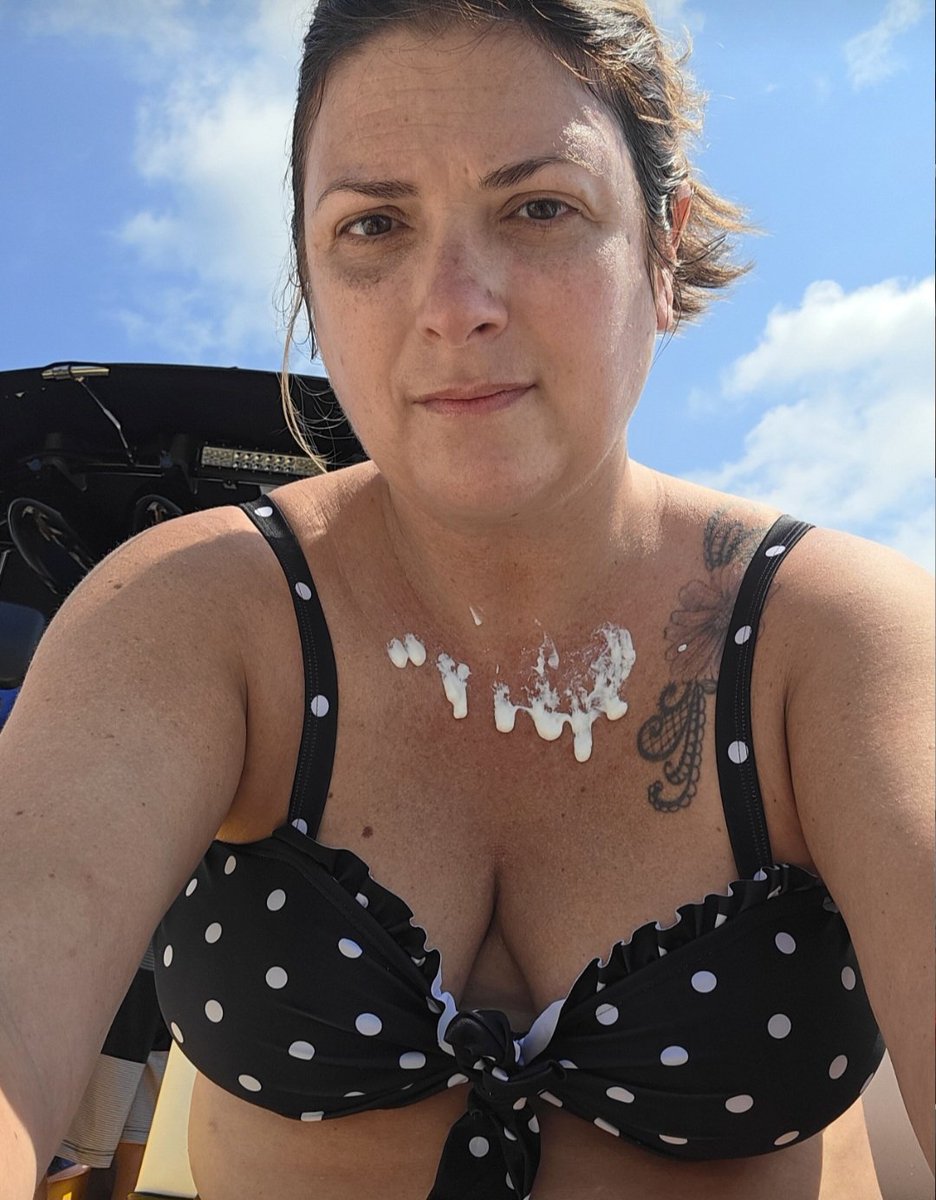 SamCBritt's tweet photo. @BialkoAndrew68 I need some help with my sunscreen 😘💋 https://t.co/TYzNXlCZIX