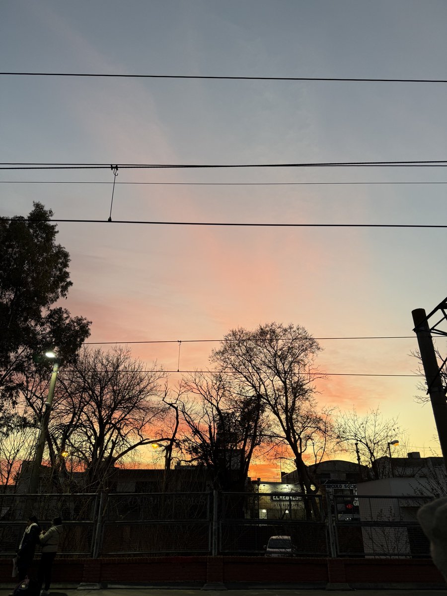 nat_fiorella's tweet photo. sabes que el tren roca va a funcionar como el orto cuando el cielo está así😭🙂👍🏼 https://t.co/gwkkpSrqwT