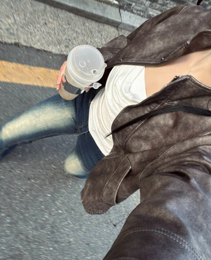 parksohyunt's tweet photo. <monday> heading out to grab a cup of cöffee! ♥︎ https://t.co/jAkt0bqHEK