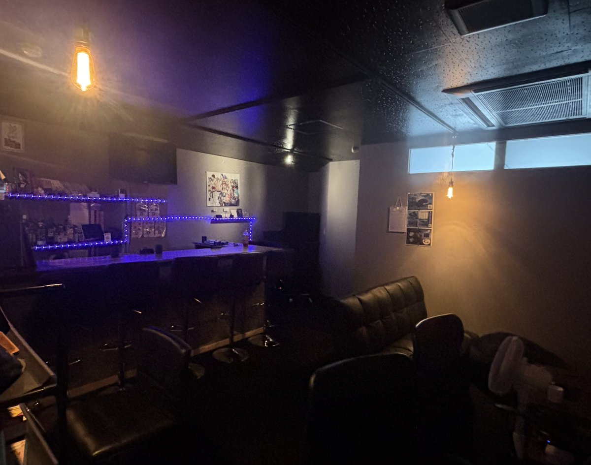 ebar_layer_gifu's tweet photo. 9/21(月) 17:00オープン
シルバーウィーク楽しみましょう✨
ご来店お待ちしております

ゲーミングPC🖥️
アケコン、レバーレス、パッド等
各種デバイスあります🕹️

お酒を飲みながらできる簡単なボードゲームや体験版TCG◎

TCGプレイ可能な簡易デュエルスペース有り

コネクト
らむ@lamb_layer 
あんず@anzu_layer 

#esports #ボードゲーム #岐阜 #bar
