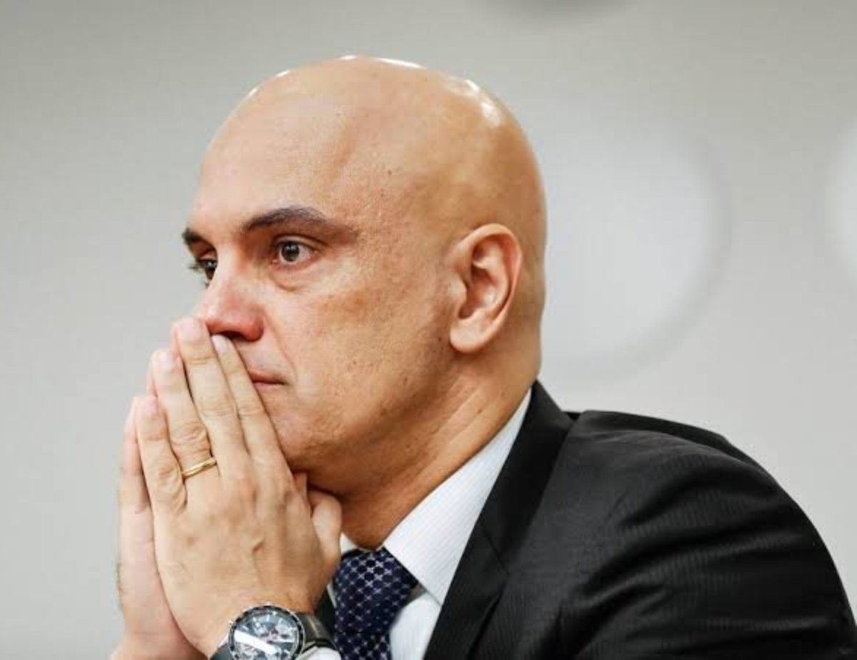 PrimeiroFront's tweet photo. 🔴ÚLTIMA HORA: Mídia americana detona ministro Alexandre de Moraes após vídeo dele em  jatinho de vorcaro.

“Em um país sério, o senhor Moraes já estaria fora do cargo há muito tempo. Mas, em um país-piada como o Brasil, ele fica sorrindo pelos cantos.” https://t.co/jrQzQ2l720