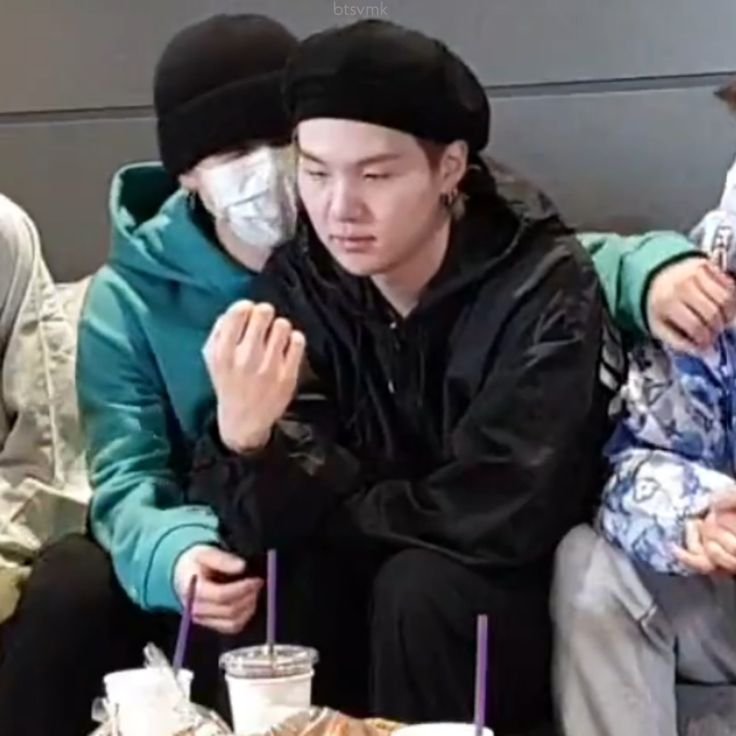 yoonsgel's tweet photo. Increíble como tenemos pocos lives yoonmin y en cada uno tienen una tensión sexual insoportable https://t.co/bJmwgbYsX1
