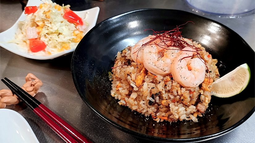 Griz_FS_FAMILY's tweet photo. 海老と自家製エビ油がちょっと残ってたから、世紀末畑のネギ、ニンニク、人参の欠片、玉葱、卵、残りご飯、塩、胡椒、ラードに湯通ししたエビをぶち込んで「プリプリ港のゴロツキ海老炒飯」へ改造してやったぜ！旨い！自家製ドレッシングと残った食材でコールスローサラダでも付ければ立派な食料だ！ https://t.co/cg8svXrKcw