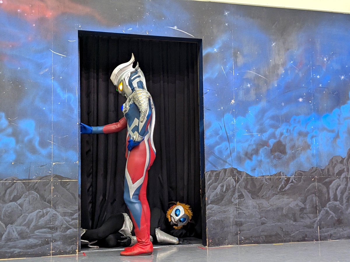 MAsknn3's tweet photo. マグマ星人がギャグ漫画の世界のキャラすぎて、ワイドゼロショットを打っても爆散エンドにならない時のゼロ師匠。

手動による強制退場で世界に干渉をし、こっち方面でも限界がないことを証明された模様。

　　「俺に限界はねぇっ！！！」

#ウルトラマンスタジアム
#ウルトラマンゼロ
#マグマ星人 https://t.co/IBBmFu40LS