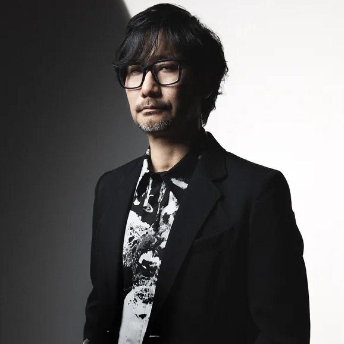 NotiPlay_'s tweet photo. Jason Schreier asegura que Hideo Kojima realmente no desmintió ninguno de los puntos publicados en su artículo de Bloomberg, sino que se limitó a señalar que las fuentes citadas “no eran oficiales”.

Schreier también reveló que Kojima Productions y PlayStation estuvieron conversando durante los últimos meses sobre PHYSINT antes de que finalmente se produjera su cancelación.

No explicó exactamente qué se estaba negociando, supongo que PlayStation quería la exclusividad total, mientras Kojima buscaba convertir el juego en un lanzamiento multiplataforma.

Creo que aún faltan muchas cosas por conocer sobre lo que ocurrió detrás de escena, y probablemente no las sepamos en un buen tiempo, incluso después del lanzamiento del juego.