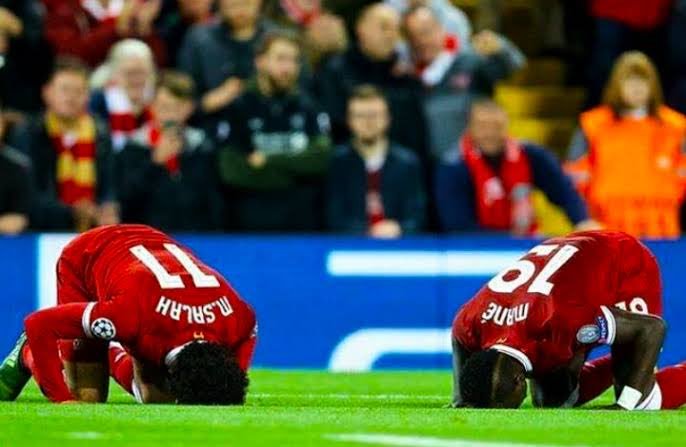 OficialSala12's tweet photo. "Eu não tenho nenhum problema com os meus jogadores em jejum. Eu respeito a religião, eles sempre foram incríveis jejuando ou não. Tinham dias em que Mané ou Salah chegavam atrasados ao vestiário porque estavam orando. Há muitas coisas mais importantes que futebol."

- Klopp https://t.co/fuWjfzERn7