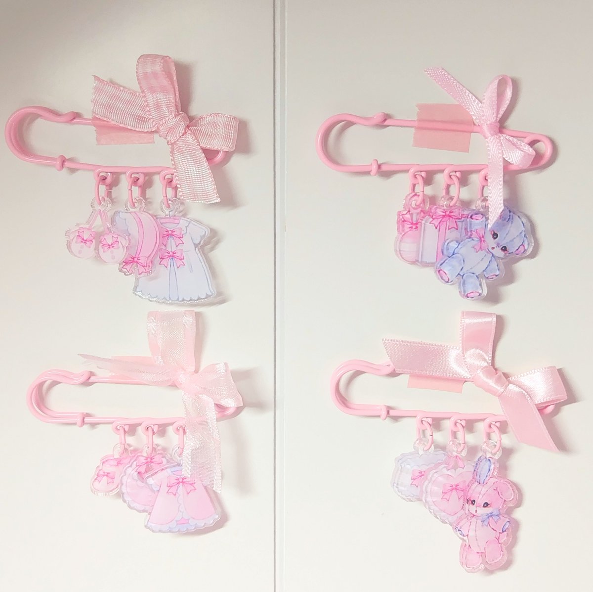 petitdoll2023's tweet photo. 〜Baby Laundry Brooch Pin〜

とっておきのブローチピンができました♡♡

ベビーちゃんのお洗濯物やおもちゃ、ベビーシャワーのプレゼントが吊るされている、とっても愛くるしいデザインです。

リボンを迷い中です(；´∀｀)
これは壁にマステで貼り付けて、吊るすとどうなるか確認したお写真(笑) https://t.co/484z5ojvhJ