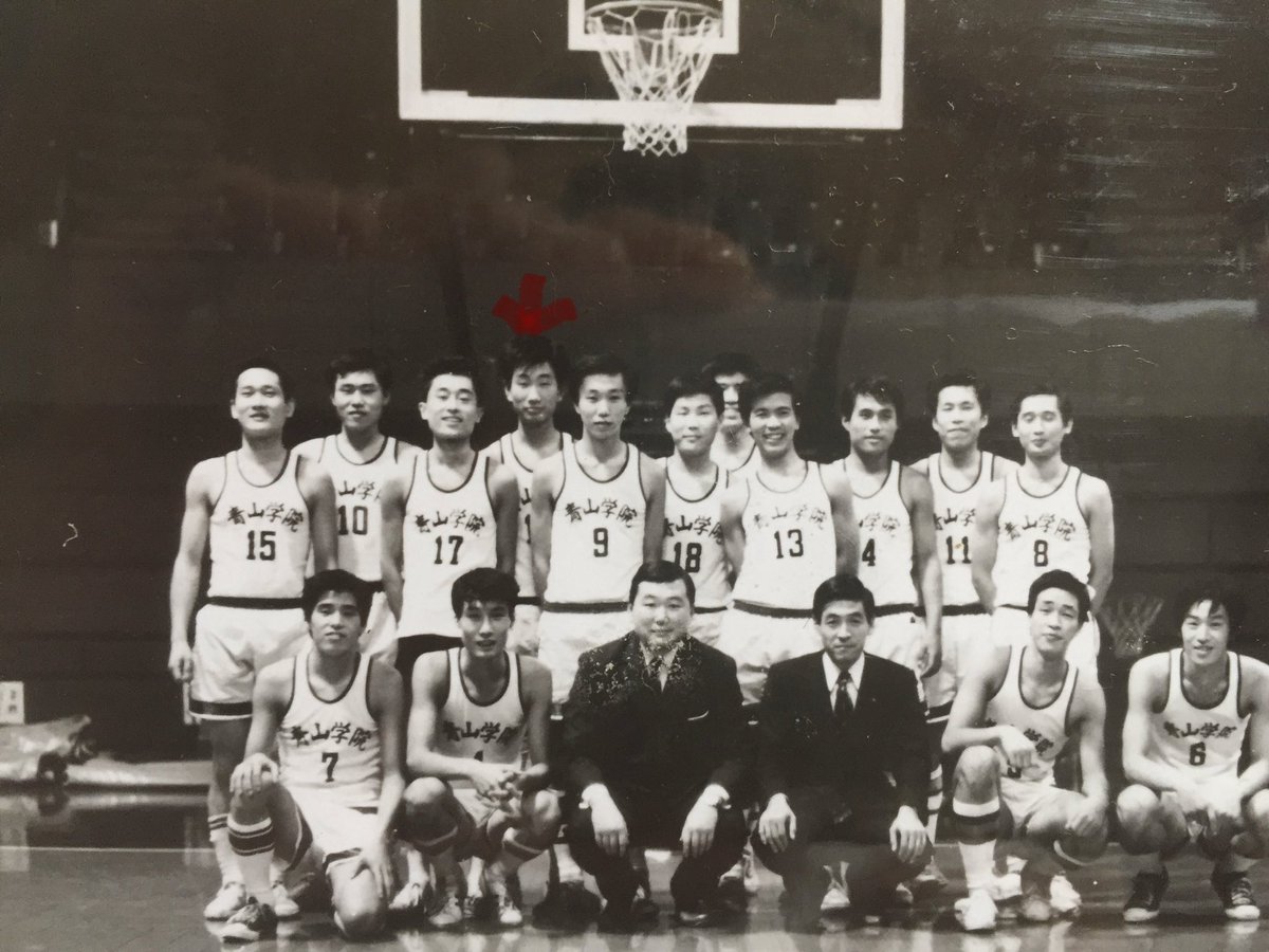 shekiya_3's tweet photo. 【父をご存じの方を探しています】

父・関谷光弘は、1972～1978年頃に青山学院大学に在籍し、男子バスケットボール部に所属していました。
2000年10月20日に46歳で他界しています。

父の学生時代について知りたいと思い、まず大学やバスケットボール部の関係各所にも問い合わせてみましたが、50年ほど前のことでもあり、個人に関する照会ということもあって確認が難しい部分もあるため、SNSでも情報を探してみることにしました。

父が生きていれば現在72歳です。
当時父と関わりのあった方々もご高齢になられていると思い、「探すなら今しかないかもしれない」と、最近になって父の学生時代について情報を集め始めました。

50年ほど前のことなので難しいとは思っていますが、ダメ元で探しています。

当時の父の写真を数枚添付します。
当時の父をご存じの方、同時期に青学男子バスケ部に在籍されていた方、写真を見て心当たりのある方がいらっしゃいましたら、DM等でご連絡いただけましたら幸いです。

父がどんな学生だったのか、どんな仲間とバスケットボールをしていたのか、少しでも当時のお話を聞けたらと思っています。

ご本人でなくても、ご家族やお知り合いに当時の青学バスケ部OBの方がいらっしゃいましたら、この投稿をお伝えいただけるとありがたいです。

#青山学院大学 #青学 #青学バスケ #大学バスケ