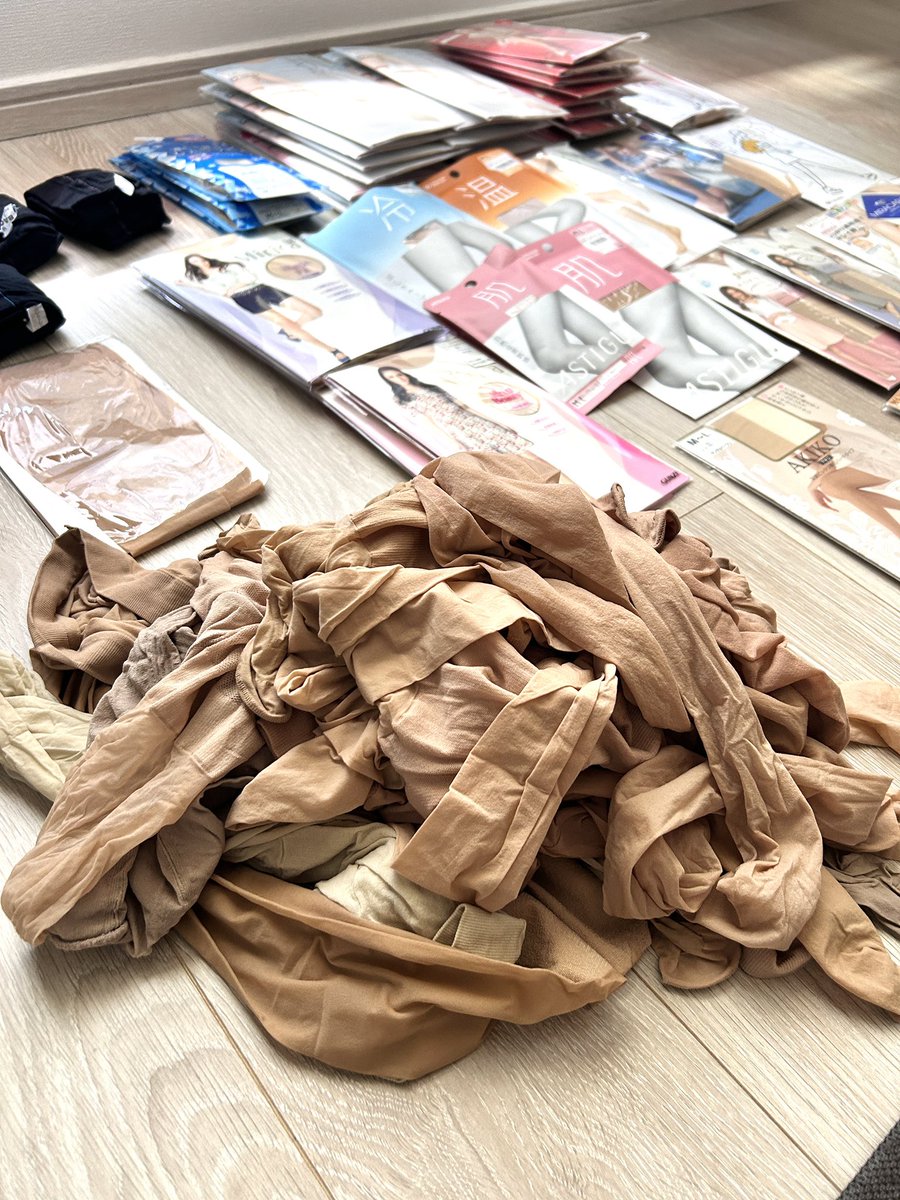 penisuto's tweet photo. ❤️Pantyhose ❤️

今から…💕💕💕
たまには黒パンストもいいかもね
ベージュとどっちがいいかな〜？

好きなパンストあるかな🥰

#pantyhose 
#penisuto 
#nylon 
#パンスト
#ペニスト
#ストッキング https://t.co/fsuTCWwJei