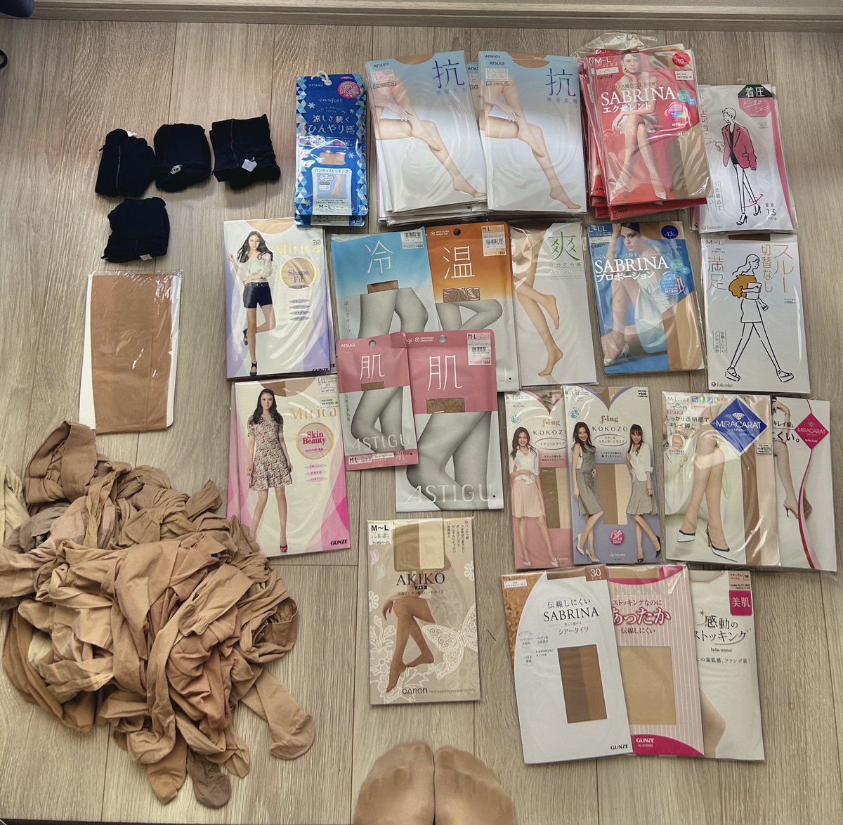 penisuto's tweet photo. ❤️Pantyhose ❤️

今から…💕💕💕
たまには黒パンストもいいかもね
ベージュとどっちがいいかな〜？

好きなパンストあるかな🥰

#pantyhose 
#penisuto 
#nylon 
#パンスト
#ペニスト
#ストッキング https://t.co/fsuTCWwJei