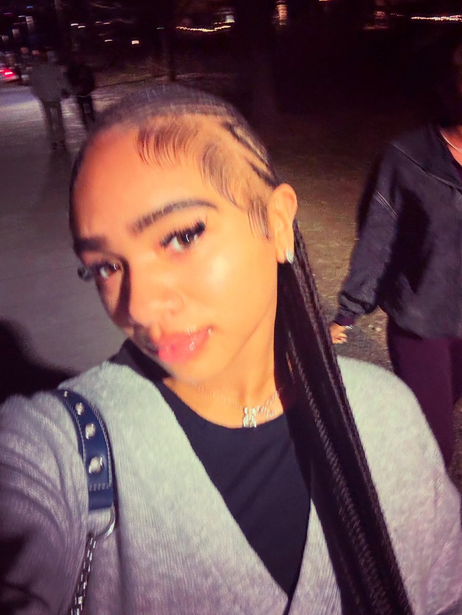 kaprireneee's tweet photo. I miss my stitch braids so bad! https://t.co/8WenXRRji1