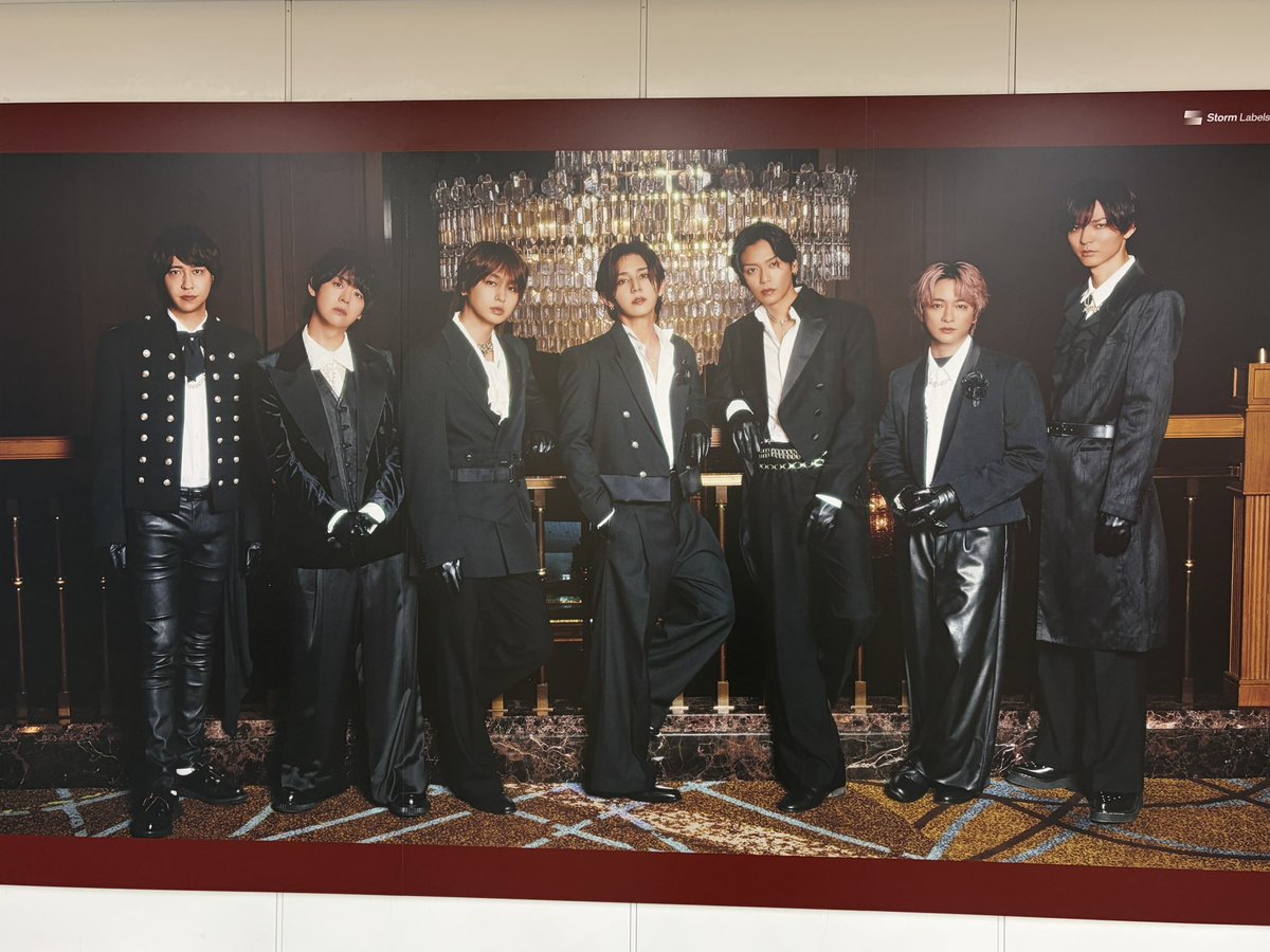 hanahanajump's tweet photo. 新宿きたー
なんか書いてあるー
「僕は君を探している」
#HeySayJUMP https://t.co/mCghBG3Bms