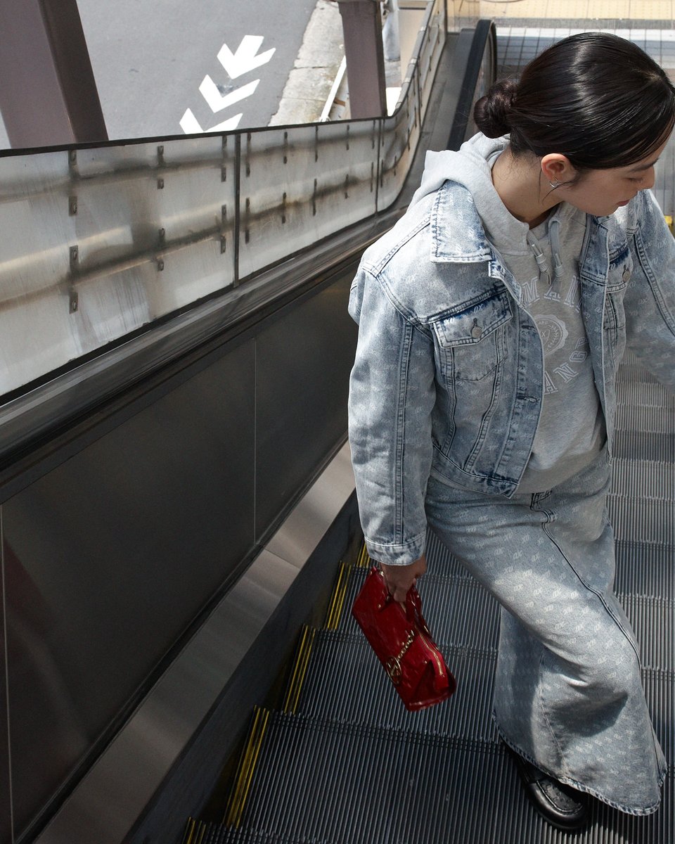 ARMANI_JAPAN's tweet photo. #ArmaniExchange
日常に寄り添う、A|Xのデニムスタイル。
──遊び心が生み出したモノグラムパターンが、スタイルを自由に彩ります。
https://t.co/oK6RPCwt24
#AXfw26 #Denim #HonokaIkeda https://t.co/cQgHE1TMNA