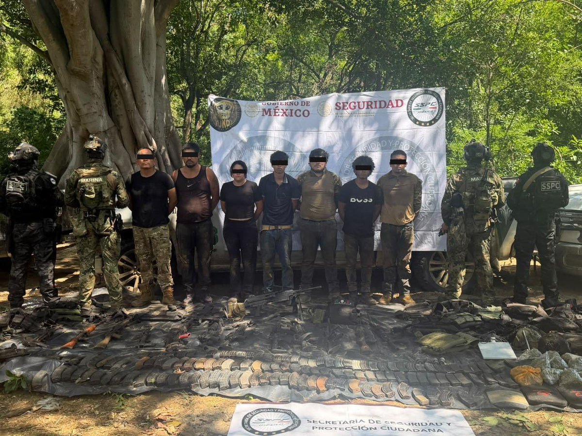 SemNuevoSonora's tweet photo. 🚨 OPERATIVO FEDERAL EN SINALOA REFLEJA LA ESTRATEGIA DE INTELIGENCIA DE HARFUCH

El trabajo de inteligencia y coordinación encabezado por el secretario de Seguridad, Omar García Harfuch, permitió la detención de nueve personas presuntamente relacionadas con una facción del Cártel de Sinaloa.

La acción se desarrolló en la zona serrana, en los límites con Durango, como parte del reforzamiento permanente de la seguridad en Mazatlán y otros puntos de la entidad.

Durante el despliegue, elementos de @SEMAR_mx y @SSPCMexico fueron atacados por civiles armados que se desplazaban en seis camionetas. Los agentes controlaron la agresión y aseguraron 17 armas largas, una ametralladora, 127 cargadores, 40 artefactos explosivos improvisados y equipo táctico.

Con operativos estratégicos y acciones coordinadas, @OHarfuch mantiene firme el combate contra los generadores de violencia, reduce la capacidad de los grupos criminales y fortalece la protección de las familias sinaloenses.

#OmarGarcíaHarfuch #Sinaloa #Seguridad #Inteligencia #CeroImpunidad #GabineteDeSeguridad