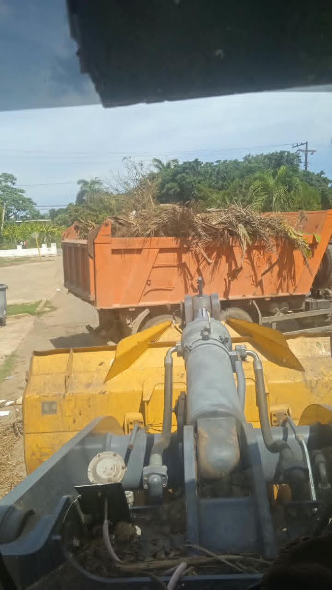 Yoamel_Acosta's tweet photo. La Empresa Municipal de Servicios Comunales de #LaLisa y sus consagrados trabajadores no se detienen ante las dificultades. #CubaEstáFirme https://t.co/gmocjtYU2B