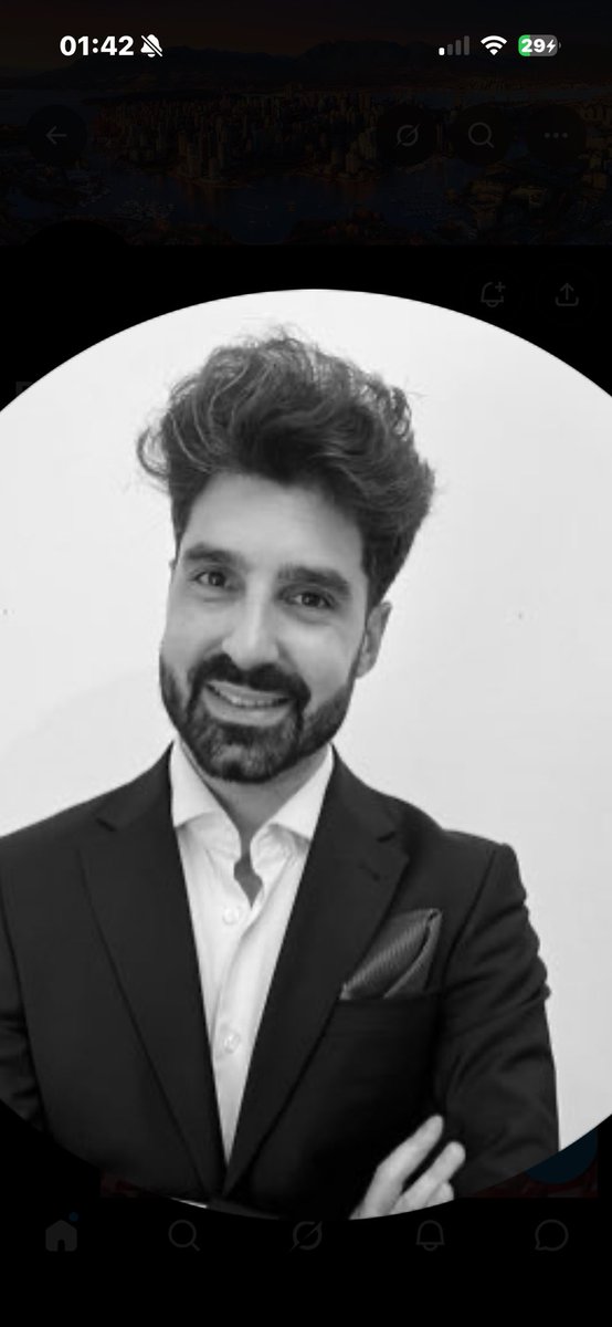 ceukzi's tweet photo. @RJJR91 @FCPorto estás a pretender fazer o quê com esse cabelo? https://t.co/kEGWErlUB7