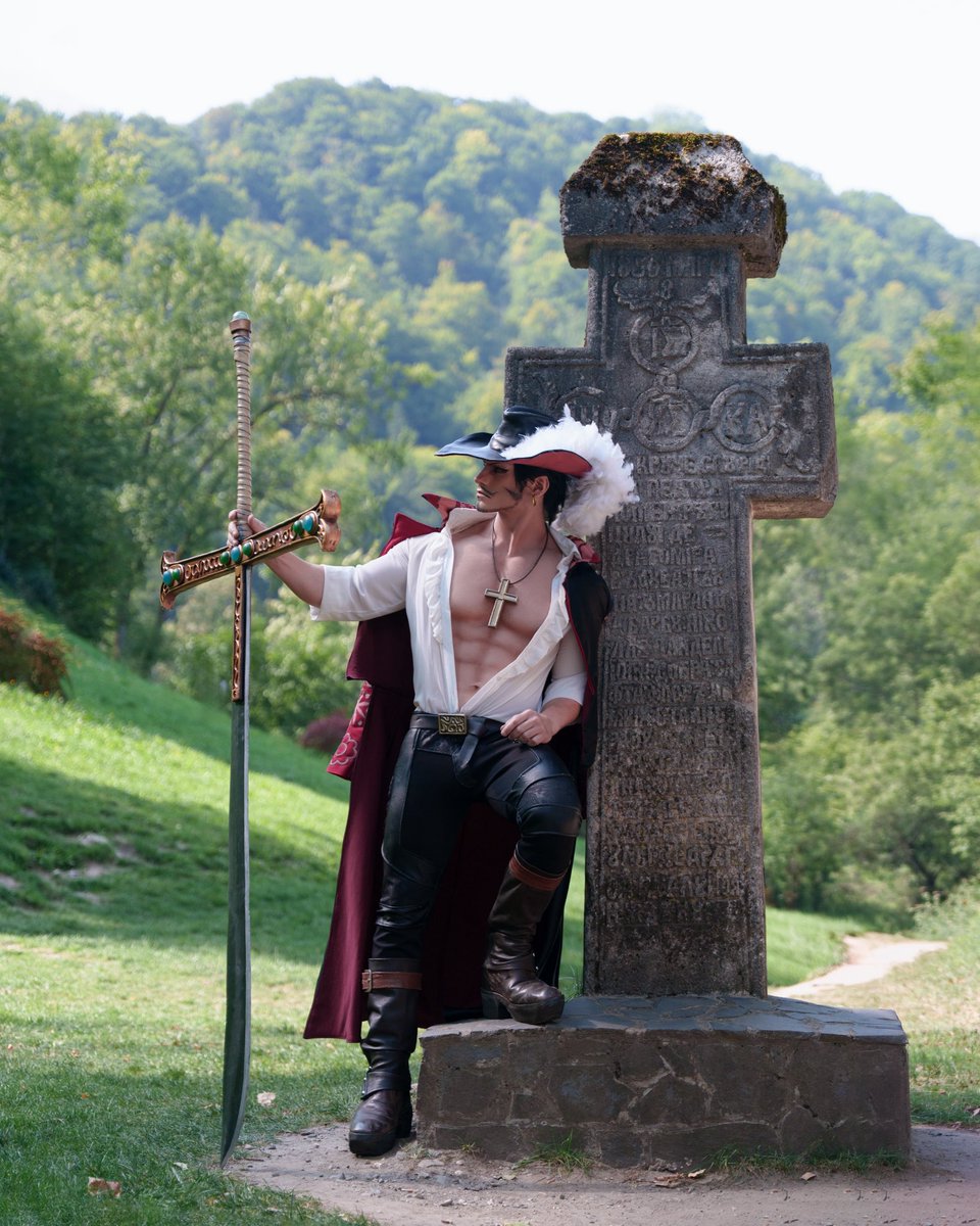 Taryn_Cosplay's tweet photo. Mihawk in Transylvania 🧛🍷
#ONEPIECE #BranCastle #Mihawk https://t.co/41in4qu6MA