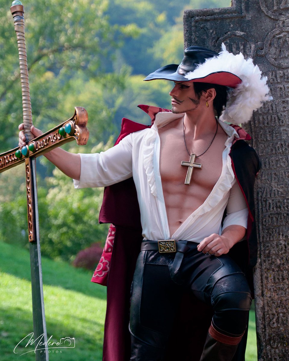 Taryn_Cosplay's tweet photo. Mihawk in Transylvania 🧛🍷
#ONEPIECE #BranCastle #Mihawk https://t.co/41in4qu6MA