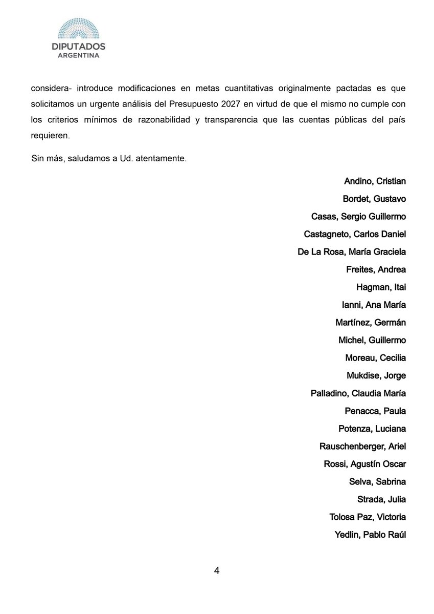 MichelGuilleOK's tweet photo. Desde el bloque peronista de la Cámara de Diputados enviamos una nota formal a la Directora Gerente del Fondo Monetario Internacional porque entendemos que el Proyecto de Ley de Presupuesto de la Administración Nacional para el año 2027 es inconsistente y da discrecionalidad al Poder Ejecutivo en un año electoral.

¿Por qué es inconsistente y discrecional?

1.     Porque el Superávit esta sobreestimado, ya que oculta el gasto tributario del RIGI.
El Gobierno propone un superávit primario de la Administración Pública Nacional de $15,4 billones, aproximadamente 1,1% del PIB. Pero ese superávit no contempla el gasto tributario del RIGI, que se estima en en USD 3.359 M anuales, el equivalente a 0,49 pp del PBI (cuando el proyecto esté en “plena ejecución”, siendo que el 47% del total de la inversión se desembolsa hasta el año 2028, inclusive).

2.     Porque tiene asignaciones presupuestarias que otorgan total discrecionalidad al gobierno.
La ‘Jurisdicción 91’ pasa de $5,6 a $14,8 billones. De ese total, $7,7 billones sin ley ni criterio. No tiene programas con metas físicas, simplemente es ‘Obligaciones a Cargo del Tesoro’. Ningún artículo del proyecto crea ese programa ni fija criterio de reparto. ¿Para qué sirve?: es la plata con la que se ‘auxilia’ (presiona) a la provincia que no llega a pagar sueldos o necesita fondos.

3.     Porque muestra un sideral aumento de la inversión financiera neta en 2027 respecto de 2026: se duplica en términos nominales ($17,4 billones en 2027 y $9,8 billones en 2026). 
Contablemente, esto significa que el PEN propone aplicar una parte significativa del superávit financiero y/o de las fuentes financieras netas al incremento de “inversiones financieras temporarias” y/o de “caja y bancos” y/o de “otras inversiones financieras”. 

¿Cuál es la razonabilidad de desfinanciar políticas públicas prioritarias o de endeudarse con el fin de acumular bolsones de liquidez o financiar inversiones financieras invisibilizadas que carecen de justificación y propósito y no ocuparse de la discapacidad, la educación, el cumplimiento de la ley (por la retención del impuesto a los combustibles) o la inversión en obra pública?

El FMI no solo evalúa el desempeño macroeconómico de la Argentina y actualiza sus proyecciones, sino que también introduce modificaciones en metas cuantitativas originalmente pactadas (como el mismo gobierno lo reconoce).

Por este motivo entendemos que el FMI también es responsable de este Presupuesto 2027
