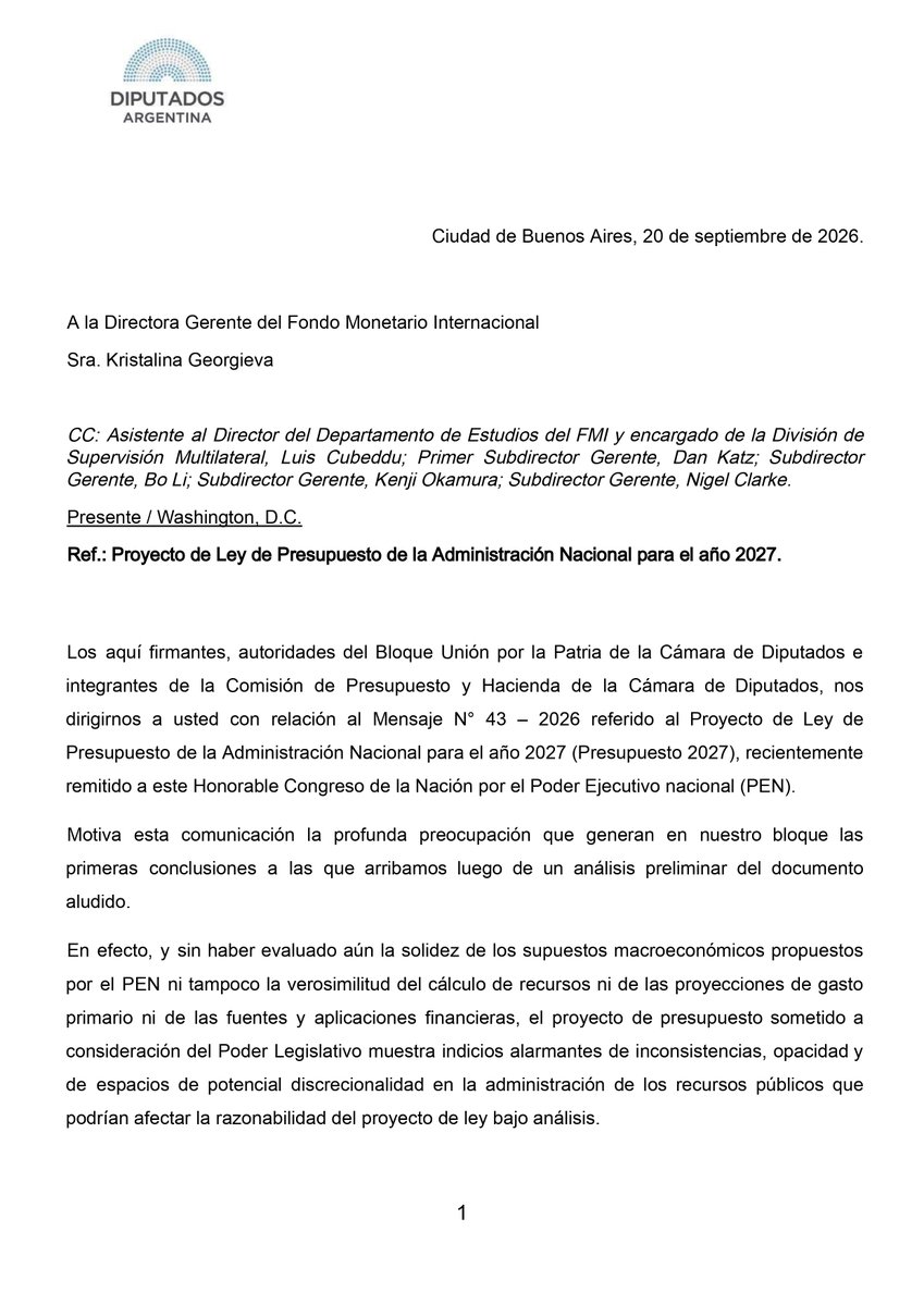 MichelGuilleOK's tweet photo. Desde el bloque peronista de la Cámara de Diputados enviamos una nota formal a la Directora Gerente del Fondo Monetario Internacional porque entendemos que el Proyecto de Ley de Presupuesto de la Administración Nacional para el año 2027 es inconsistente y da discrecionalidad al Poder Ejecutivo en un año electoral.

¿Por qué es inconsistente y discrecional?

1.     Porque el Superávit esta sobreestimado, ya que oculta el gasto tributario del RIGI.
El Gobierno propone un superávit primario de la Administración Pública Nacional de $15,4 billones, aproximadamente 1,1% del PIB. Pero ese superávit no contempla el gasto tributario del RIGI, que se estima en en USD 3.359 M anuales, el equivalente a 0,49 pp del PBI (cuando el proyecto esté en “plena ejecución”, siendo que el 47% del total de la inversión se desembolsa hasta el año 2028, inclusive).

2.     Porque tiene asignaciones presupuestarias que otorgan total discrecionalidad al gobierno.
La ‘Jurisdicción 91’ pasa de $5,6 a $14,8 billones. De ese total, $7,7 billones sin ley ni criterio. No tiene programas con metas físicas, simplemente es ‘Obligaciones a Cargo del Tesoro’. Ningún artículo del proyecto crea ese programa ni fija criterio de reparto. ¿Para qué sirve?: es la plata con la que se ‘auxilia’ (presiona) a la provincia que no llega a pagar sueldos o necesita fondos.

3.     Porque muestra un sideral aumento de la inversión financiera neta en 2027 respecto de 2026: se duplica en términos nominales ($17,4 billones en 2027 y $9,8 billones en 2026). 
Contablemente, esto significa que el PEN propone aplicar una parte significativa del superávit financiero y/o de las fuentes financieras netas al incremento de “inversiones financieras temporarias” y/o de “caja y bancos” y/o de “otras inversiones financieras”. 

¿Cuál es la razonabilidad de desfinanciar políticas públicas prioritarias o de endeudarse con el fin de acumular bolsones de liquidez o financiar inversiones financieras invisibilizadas que carecen de justificación y propósito y no ocuparse de la discapacidad, la educación, el cumplimiento de la ley (por la retención del impuesto a los combustibles) o la inversión en obra pública?

El FMI no solo evalúa el desempeño macroeconómico de la Argentina y actualiza sus proyecciones, sino que también introduce modificaciones en metas cuantitativas originalmente pactadas (como el mismo gobierno lo reconoce).

Por este motivo entendemos que el FMI también es responsable de este Presupuesto 2027
