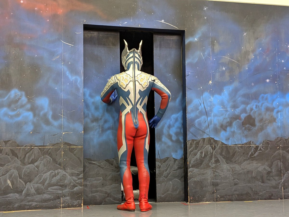 MAsknn3's tweet photo. マグマ星人がギャグ漫画の世界のキャラすぎて、ワイドゼロショットを打っても爆散エンドにならない時のゼロ師匠。

手動による強制退場で世界に干渉をし、こっち方面でも限界がないことを証明された模様。

　　「俺に限界はねぇっ！！！」

#ウルトラマンスタジアム
#ウルトラマンゼロ
#マグマ星人 https://t.co/IBBmFu40LS