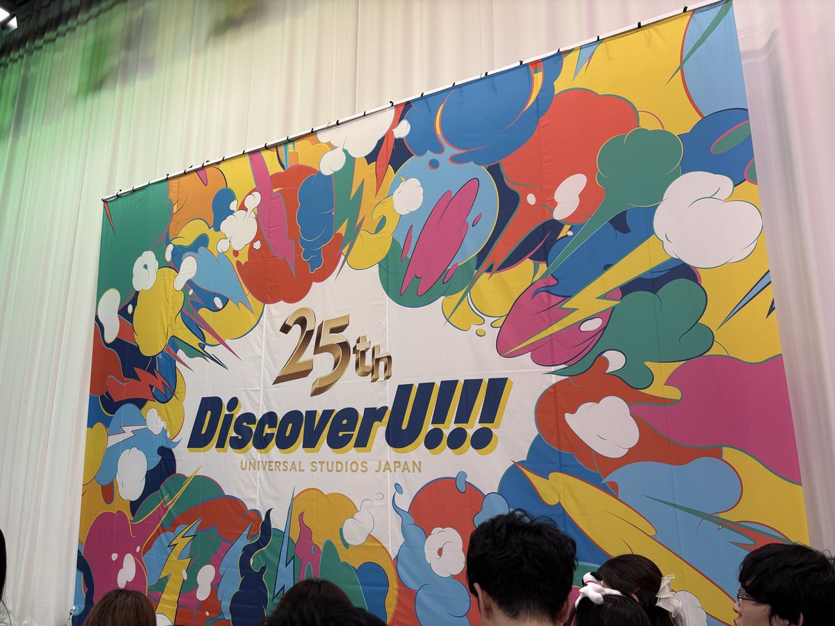 tim_USJ25's tweet photo. 屋外ステージは高さがあったので人が多くてもよく見える感じだったけど
屋内のグリーティングは人が多過ぎて状況がわからないまま待っていたら、キティちゃんとダニエルくん出て来て喜んだのも束の間、ステージ自体が無くて全く見えずでした

#赤坂でUSJ発見　
#USJファン https://t.co/qqoUYHANjF