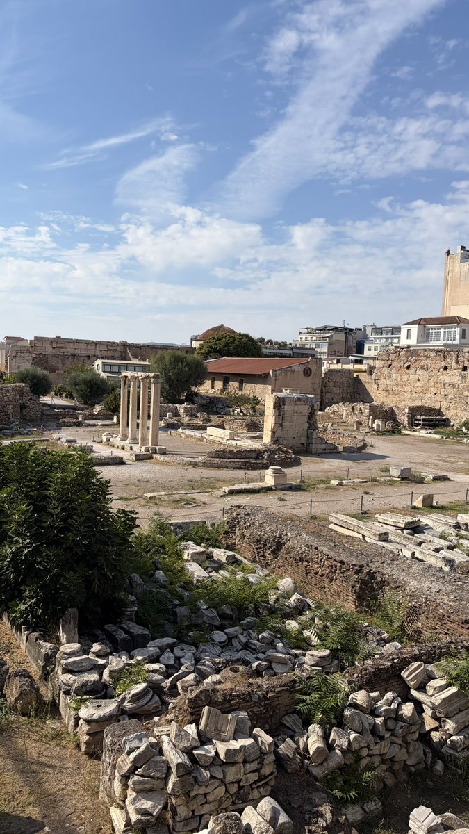 KickdownNak's tweet photo. アテネ到着🇬🇷
そこら中に遺跡があり、時を超えたような街並み。反面、落書きが非常に多く残念な所もあり。 https://t.co/8LuhV3ESKl