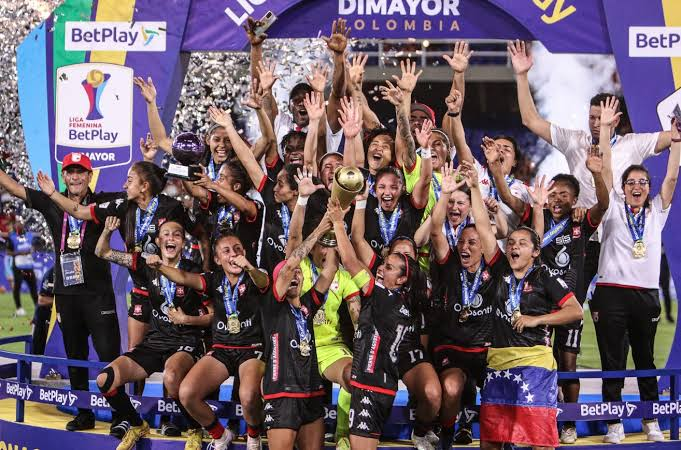 DazaOmega's tweet photo. Independiente Santa Fe, en todas sus ramas, ha jugado 11 finales en 6 años.

2020: Femenino y Masculino
2021: Femenino y Copa Libertadores Femenina
2023: Femenino
2024: Femenino y Masculino y Copa Libertadores Femenina
2025: Femenino y Masculino
2026: Femenino https://t.co/2YzrtPhhcI