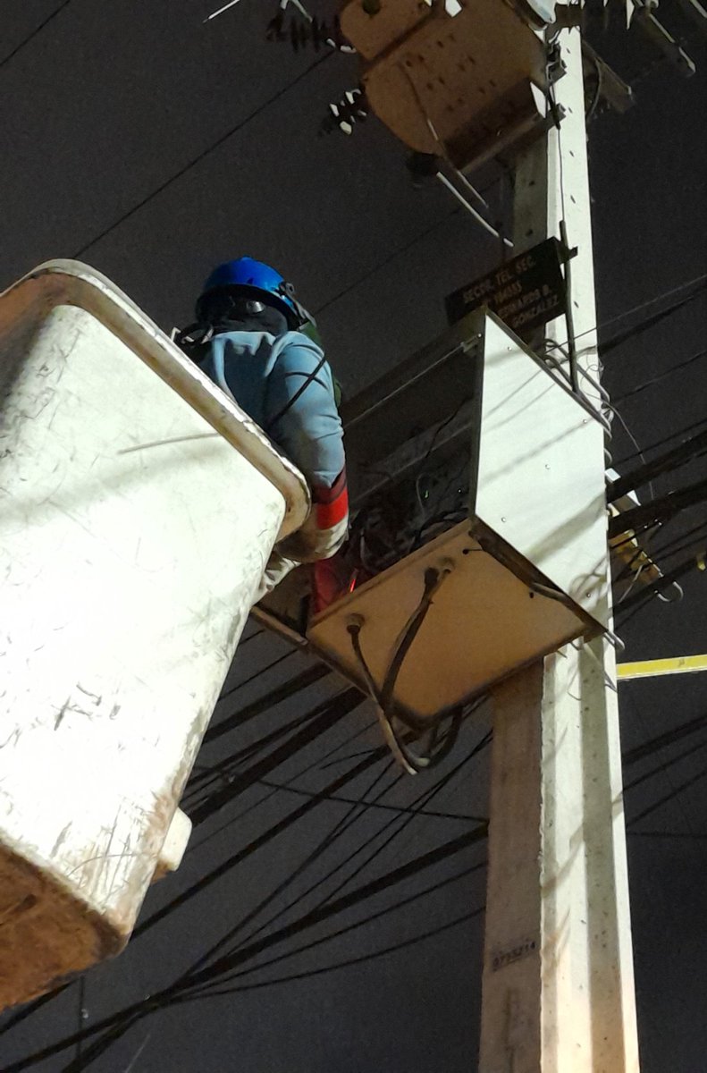 Imágenes del trabajo que realizaron técnicos de Enel para superar la energía en el sector afectado.