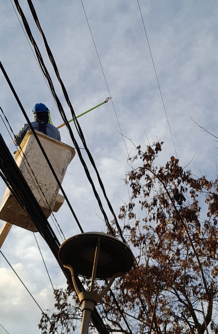 Imágenes del trabajo que realizaron técnicos de Enel para superar la energía en el sector afectado.
