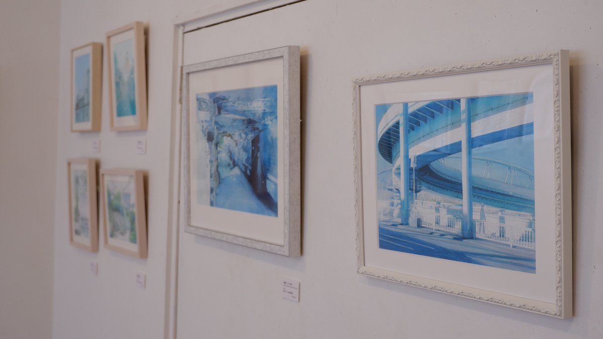 aokawa_waka's tweet photo. #個展_さめない夢 ４日目よろしくお願いします。本日は11:30〜18時ごろに在廊予定です。大阪の街風景や不思議な夢風景、ぜひ間近でご覧ください。 https://t.co/xggsqnhSea