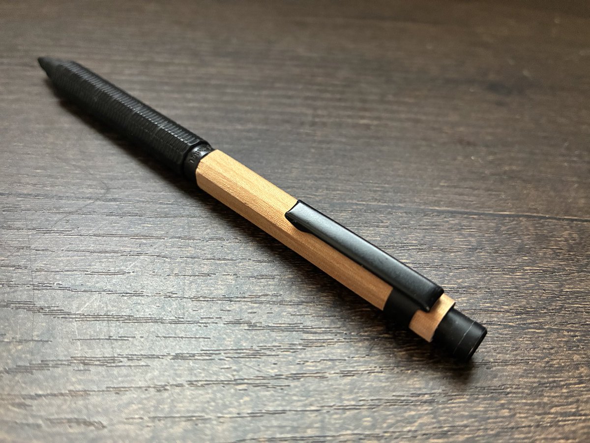 hobby2025's tweet photo. オレンズネロを旋盤なしで家にあった工具で木軸カスタムしたんだけど…過去最高クオリティができた。高級感と自動芯出し機構の組み合わせが最高すぎる。

#ホビィ文房具 #木軸カスタム#自作 https://t.co/jX7amMFxSo