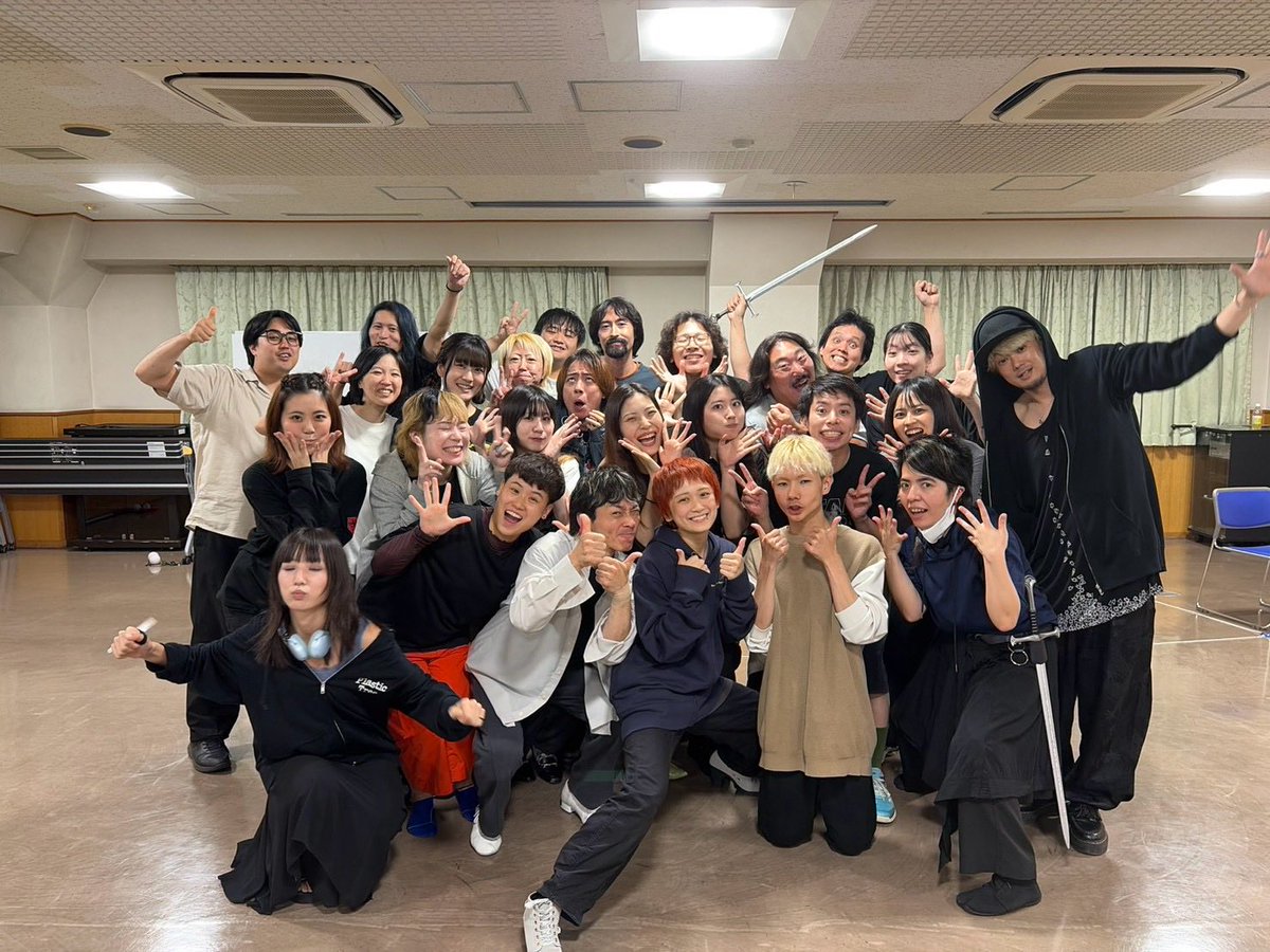 wararaira12's tweet photo. 今日はいよいよ小屋入り！
わくわく🤩

23日から
最高の時間をご一緒しましょう☺️

公演期間中雨みたいだから
皆さんお気をつけてお越しください🙇‍♀️

そして
個人物販1種類だけ出します！
写真の2枚目がサンプルです♪
ちびキャラステッカー付き⭐️

お迎えしていただけると嬉しいです😊

#すたぁじあ https://t.co/M7XsPoDenZ