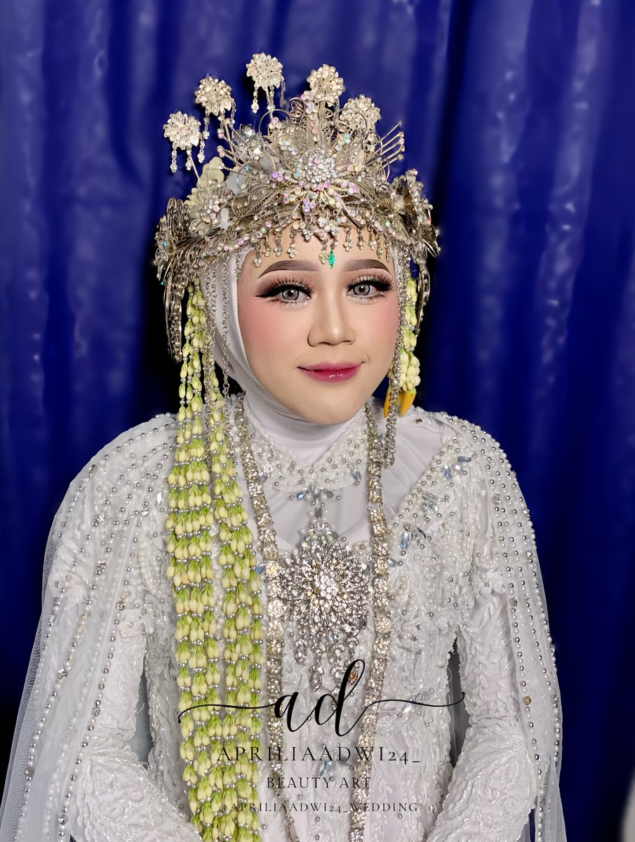 oliveirah78's tweet photo. Make up by @apriliaadwi_wedding
Henna art @att. tiat_hennaart
❌No cukur alis
======================
Malu bertanya sesat di jalan. Yuk tanya tanya dulu😊
======================
Info PL
☎️087872894503
(Link di bio)
❌📞No telepon https://t.co/7Cbl1K3nx4