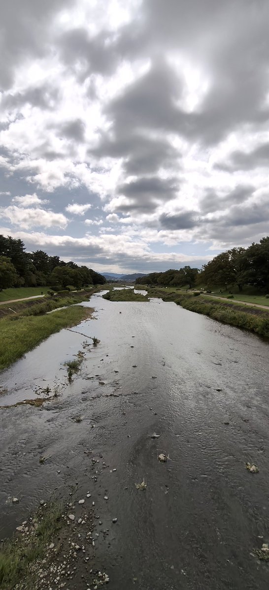 Premium_Kyoto's tweet photo. Even with the cloudy sky, the Kamogawa River is stunning today, with glimmers of blue peeking through. https://t.co/iAvreBahNz