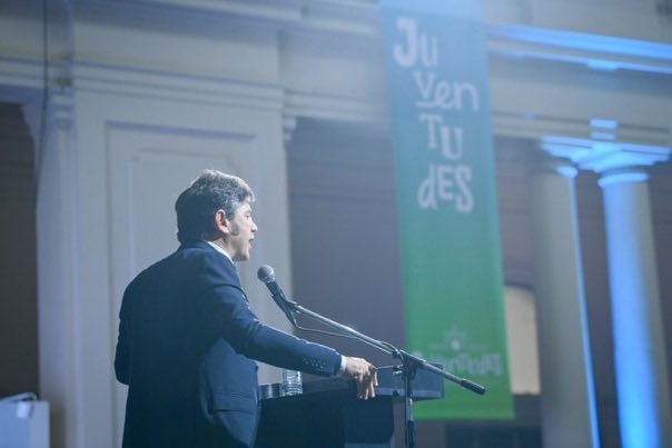 MynameisCristo's tweet photo. Este imbecil les está diciendo a otros idiotas que, cuando él sea presidente, escuchará sus necesidades.
Hace 8 años que es gobernador y tiene a una provincia destruida.
Fue Min. de economía e hizo mierda todo.
Que tiene la gente en la cabeza  para verlo votable??? https://t.co/cJxhPkRVCu