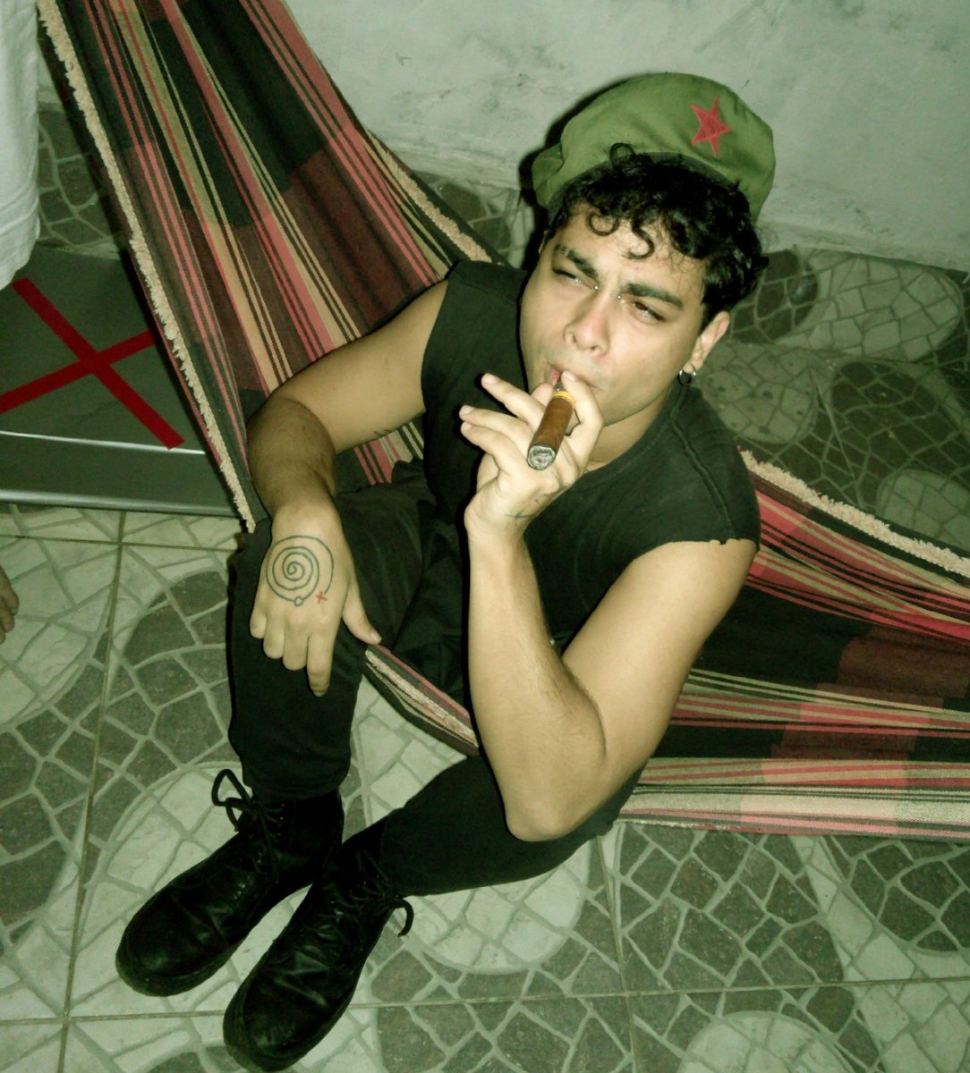 dixxpotat0's tweet photo. Comunista de sofá
(Ignorem o X vermelho comicamwnte grande no chao(não tem tesouro) obg) https://t.co/g17KyX6Zfh