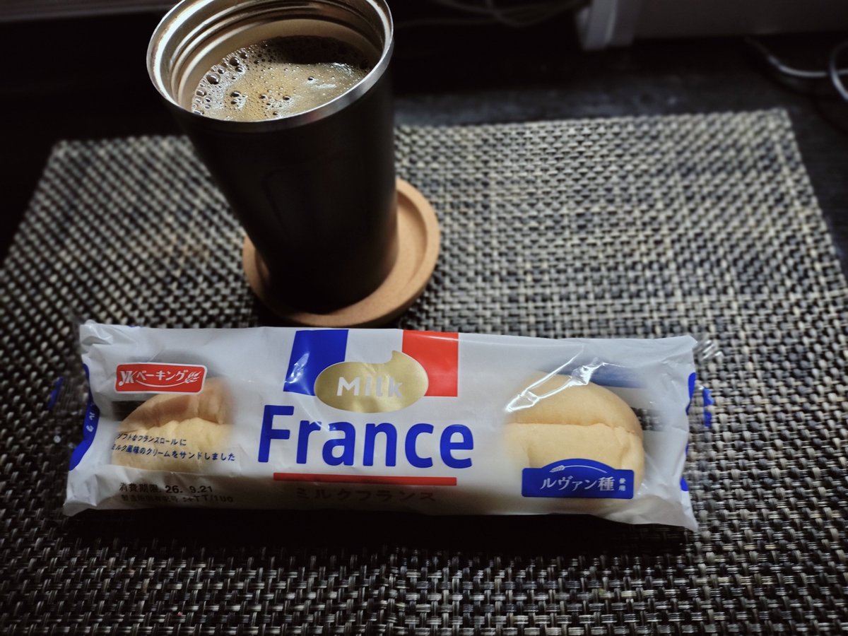 SZaku104's tweet photo. 今朝の朝食。コーヒーとミルクフランス。カロリーは、364kcal。結構好きです(笑) https://t.co/k3EdPovz0H