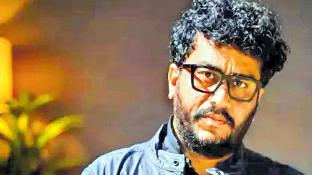 Telugu360's tweet photo. రావణ్ అప్రూవర్ - అన్నీ చెప్పేస్తున్నారా?

తనను రెచ్చగొట్టి జైలు పాలు చేసి బయటకు వస్తానో, రానో తెలియని కేసుల్లో ఇరుక్కునేలా చేసిన వారందరి గురించి జోసఫ్ రావణ్ కస్టడీలో పోలీసులకు పూర్తి వివరాలు ఇస్తున్నారు.

తాను ప్రత్యేకంగా పవన్ ను టార్గెట్ చేయడానికి జరిగిన కుట్ర, దాని వెనుక ఉన్న ఫండింగ్ వివరాలన్నీ బయట పెడుతున్నట్లుగా తెలుస్తోంది.

వైసీపీ నేతల ఫండింగ్ , ఇతర మేధావుల ప్రోత్సాహంతోనే తాను నక్సలైట్లకు సపోర్టు, ఆర్మీని కించపర్చడం, పవన్ పై ఇష్టం వచ్చినట్లుగా మాట్లాడినట్లుగా చెప్పినట్లుగా తెలుస్తోంది.

కస్టడీ తర్వాత పోలీసులు రావణ్ సమాచారం ఆధారంగా కీలక చర్యలు తీసుకునే అవకాశం ఉంది.

#Ravan