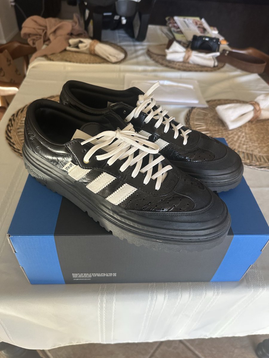 vivajayez's tweet photo. @SellKicksSunday AJ1 sport red $200 DS size 12
Sambas brown $250 DS size 12
AJ1 royals $450 DS size 12
Sambas black used $150 size 12 https://t.co/0VcpYnalns