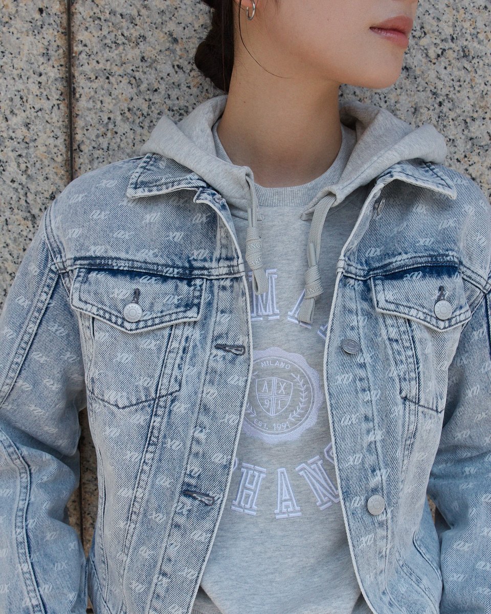 ARMANI_JAPAN's tweet photo. #ArmaniExchange
個性を映す、A|Xのデニムスタイル。
──自由な感性が、都会の躍動と響き合います。
https://t.co/oK6RPCwt24
#AXfw26 #Denim #HannaChan #HonokaIkeda https://t.co/q5g9yCJcV3