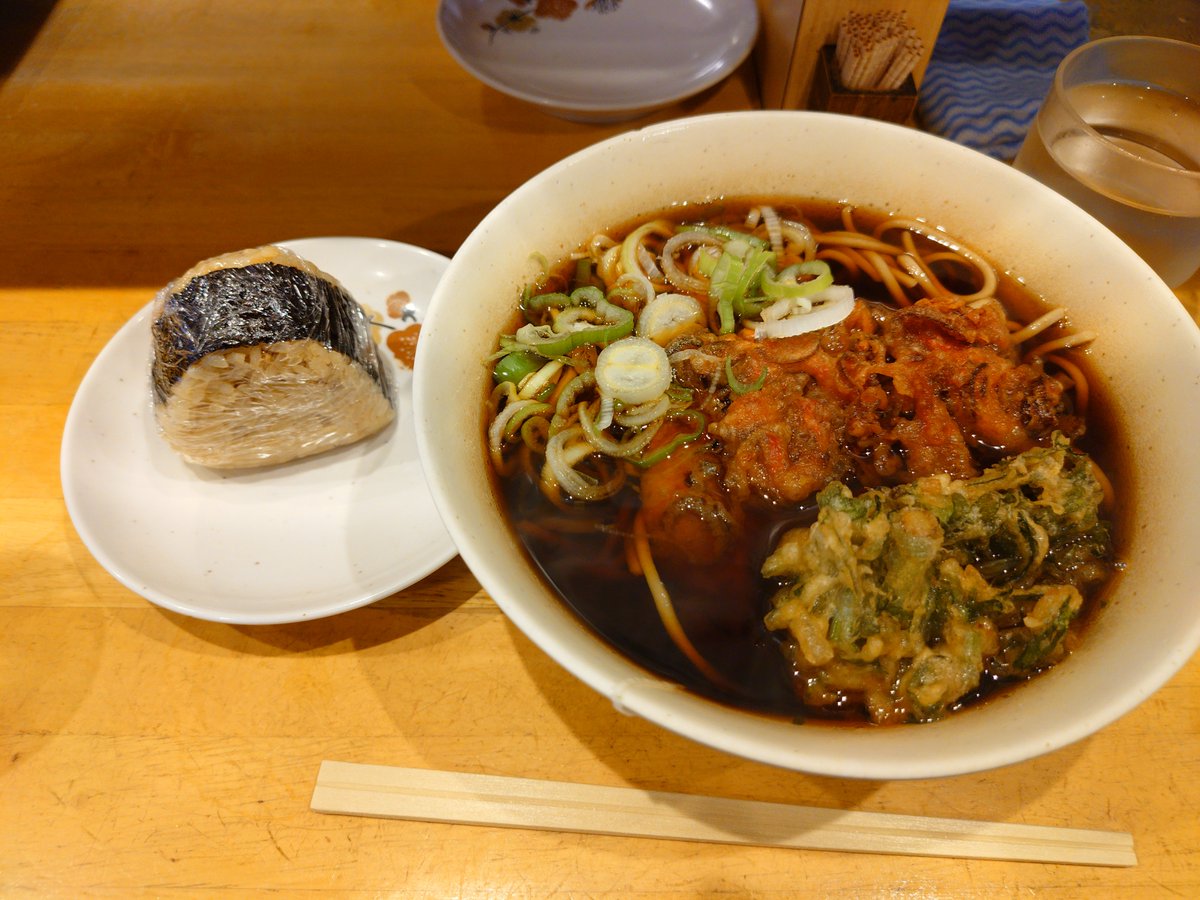 NoRule0001's tweet photo. 駒込 一〇そば
温そば並＋かきあげB(ゲソ・紅しょうが・長ねぎ)＋春菊天半分＋とり天おにぎり https://t.co/el8VQSfuOE