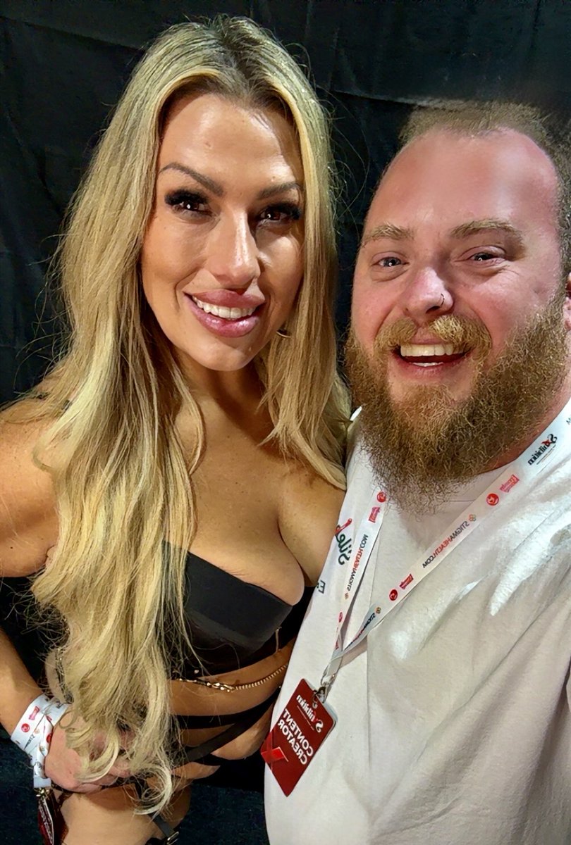 TheViking026's tweet photo. Had the most amazing time meeting and chatting to the   @NatashaRosex7x and @missjessicajade @SXhibitionAUS you ladies such a vibe ❤️❤️ https://t.co/29vJKWsaeM