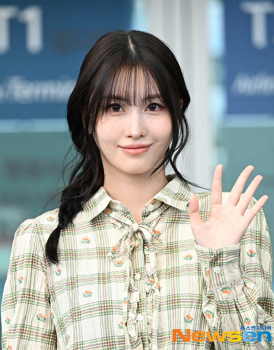 godmitzu's tweet photo. Onitsuka Tiger Ambassador MOMO looks gorgeous heading to Milan Fashion Week today. https://t.co/Ps0E8eQRZx