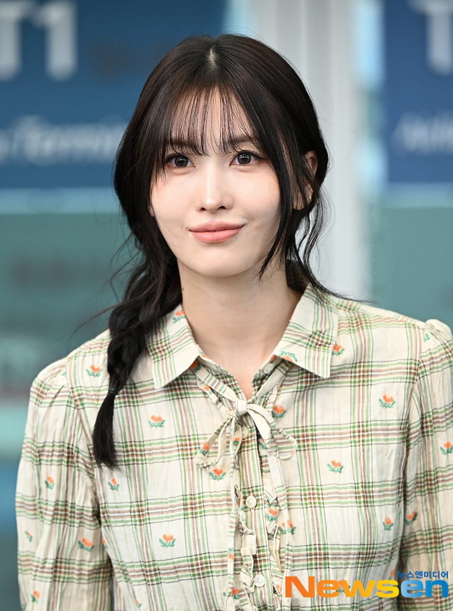 godmitzu's tweet photo. Onitsuka Tiger Ambassador MOMO looks gorgeous heading to Milan Fashion Week today. https://t.co/Ps0E8eQRZx