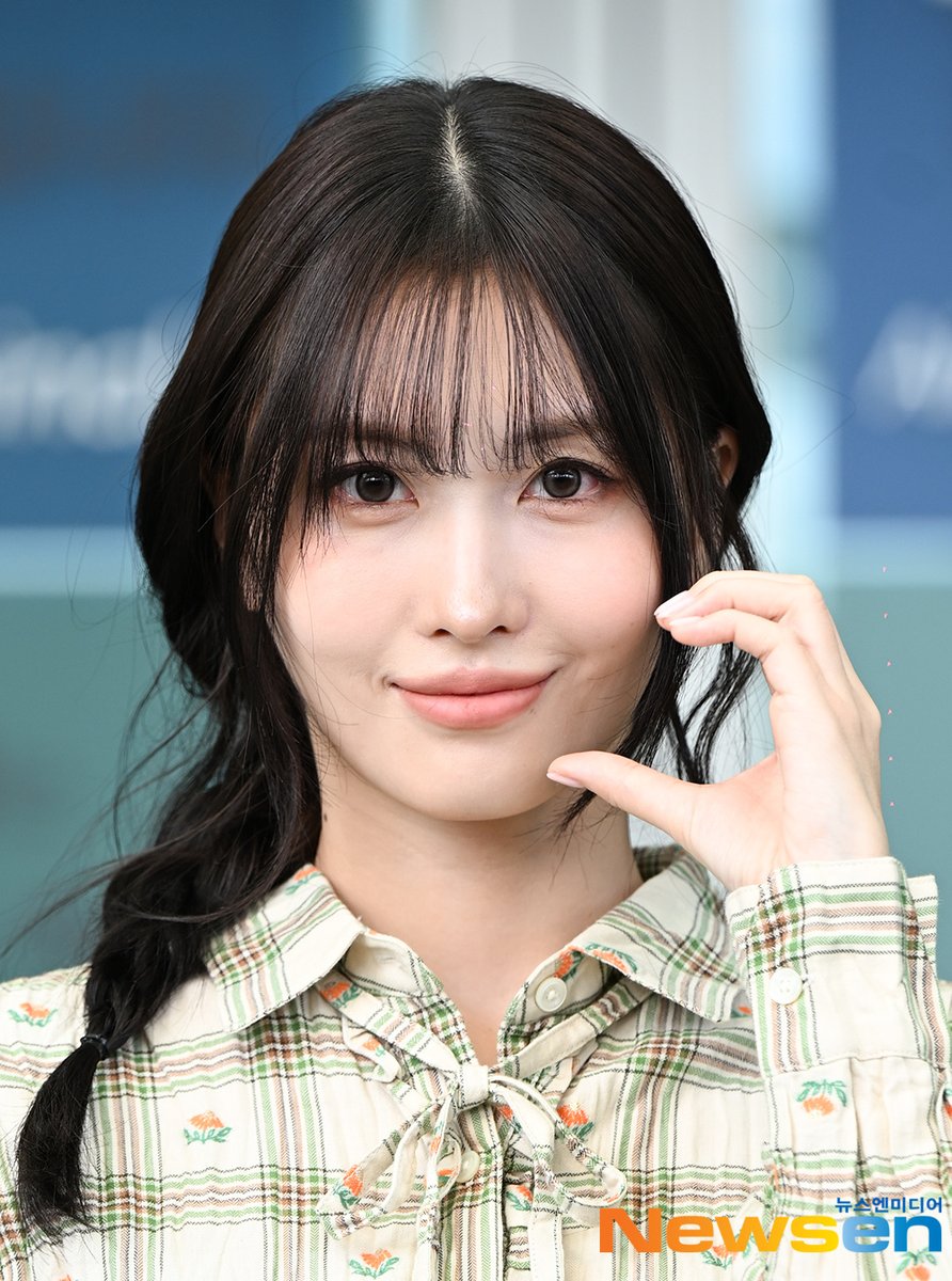 godmitzu's tweet photo. Onitsuka Tiger Ambassador MOMO looks gorgeous heading to Milan Fashion Week today. https://t.co/Ps0E8eQRZx