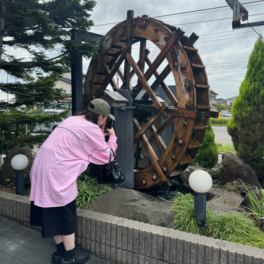 kojimaya014's tweet photo. 🌾✨みなさーん！
シルバーウイーク、楽しんでおりますでしょうか〜？😆🙌

昨日、県外からお友達新潟に初上陸🚗💨💕

「せっかく新潟に来たなら、やっぱりへぎそばでしょ！」ということで……

＼いざ！亀田インター店へ〜🍴✨／

亀田インター店に行ってみると……
🍁🍂＼店内もすっかり秋仕様に〜！／🍂🍁
秋らしい飾り付けで、店内も季節感たっぷり🥰✨
「秋だね〜🍁」なんて話しながら、へぎそばを堪能しました🥢💚

……と、ここまでは普通の休日のお話。

しかーーーし！！！！！

SNS担当の私は、休日でもSNS担当でした📱👀✨笑
水車を見つければ、
「……これは撮らねば。」📸

友達が撮っている姿を見れば、
「……これも使える。」📸😏

そして気づけば……

＼友達を盗撮してました。／🤣🤣🤣

もはや休日なのか仕事なのか……😂
SNS担当、どこにいてもネタを探しがちです。笑
これはSNS担当のあるあるなのでしょうか・・？笑

そんなこんなで、
お腹も心も満たされて
「新潟いいね〜！また来たい！」と大満足で帰ってくれました🙌💕

これからの新潟は、食欲の秋🍁🍄🌰
美味しいものがどんどん増えてくる季節です😋✨
そして、へぎそばもますます美味しく感じる季節🥢💚

みなさまも残りのシルバーウイーク、
たっぷり楽しんでくださいね〜！！🚗💨✨

#小嶋屋総本店 #へぎそば #新潟 #新潟グルメ #亀田インター店 #シルバーウイーク #新潟旅行 #新潟観光 #食欲の秋 #新潟はいいぞ #今日も元気に営業中
