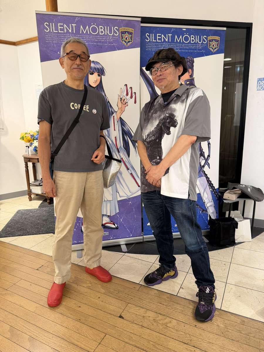 kia_asamiya's tweet photo. 昨日トークライブ終了後に、なんと大先輩の「#いしかわじゅん 先生（@ishikawajun ）」が来廊してくださいました！^_^

おなじリベストグループの【リベストプラザ】で、画業50周年の原画展を27日まで開催しておられます！

先生、お忙しい中、ありがとうございました！^_^ https://t.co/fcLo9TJJkX